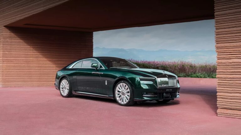 Read more about the article Rolls-Royce Spectre: Why This Electric Luxury Coupé Is One of the Most In-Demand Models in the World
