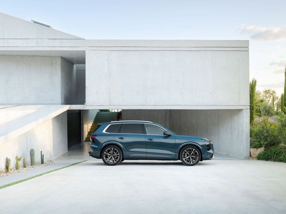New Audi Q7 Side angle