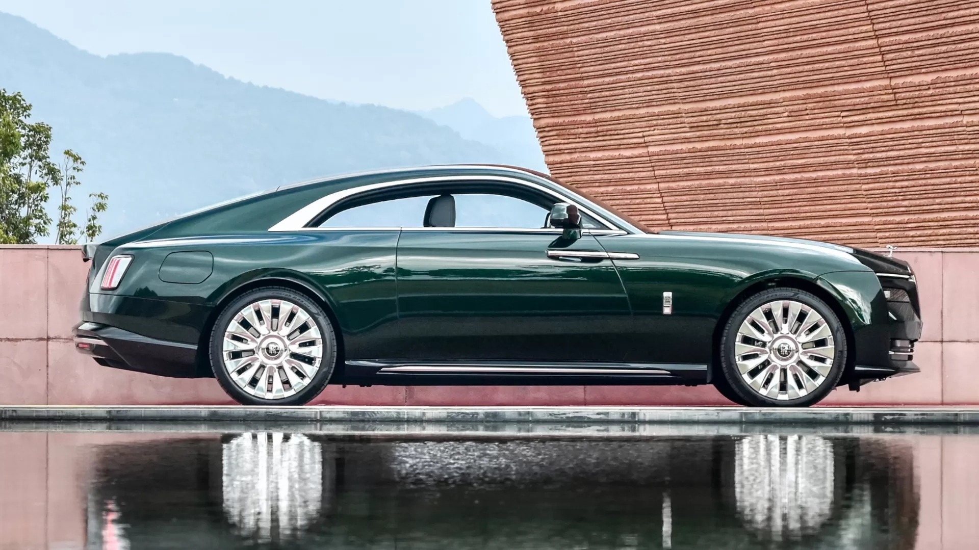 Rolls-Royce Spectre Side ANgle